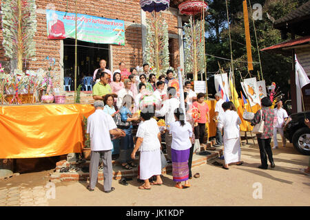 Chiang Mai, THAILAND-26. Oktober 2014: Menschen in Kathina Zeremonie in Paduaek Tempel, Saraphi Bezirk. Chiang Mai, Thailand. Stockfoto