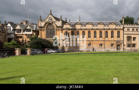 Gebäude in Radcliffe Square in der Nähe die Radcliffe Camera Bibliothek, Oxford, England. UK, Vereinigtes Königreich. Stockfoto