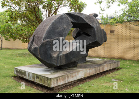 Eine Skulptur auf dem Gelände des St. Catherines College, Manor Road, Oxford, England. VEREINIGTES KÖNIGREICH. Stockfoto