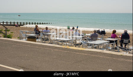 Leute sitzen an Tischen Café an der Strandpromenade promenade in Littlehampton in West Sussex, England Stockfoto