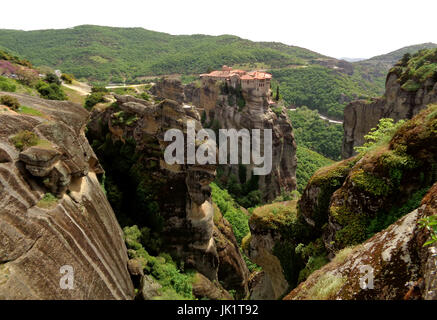 Das heilige Kloster Varlaam auf dem Gipfel des Kalksteinformationen, Meteora, Griechenland Stockfoto