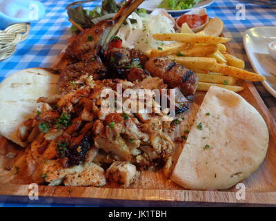 Griechischen Stil Souvlaki Platter, Pita-Brot und französischen Fried Stockfoto