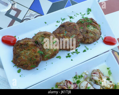 Zucchini-Pfannkuchen serviert auf weißen Teller, Chania, Kreta Insel Griechenlands Stockfoto