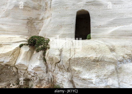 Vulkanhöhle auf Sarakiniko Strand, Milos, Kykladen, Griechenland. Stockfoto