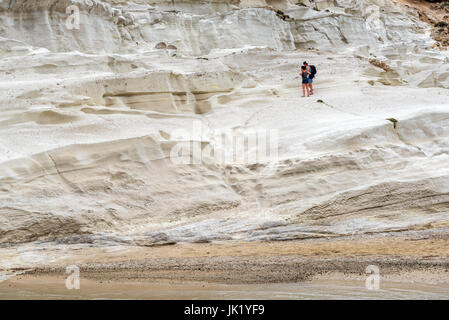 Milos, Griechenland, Mai 17, 2017:Tourists besuchen Strand Sarakiniko. Insel Milos, Griechenland. Stockfoto