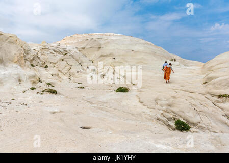 Milos, Griechenland, Mai 17, 2017:Tourists besuchen Strand Sarakiniko. Insel Milos, Griechenland. Stockfoto