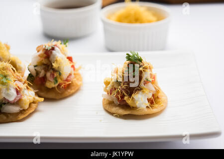 Sev Btata Puri Puri/SEV/papdi chat-populären indischen Snacks los - indisches Essen, selektiver Fokus Stockfoto