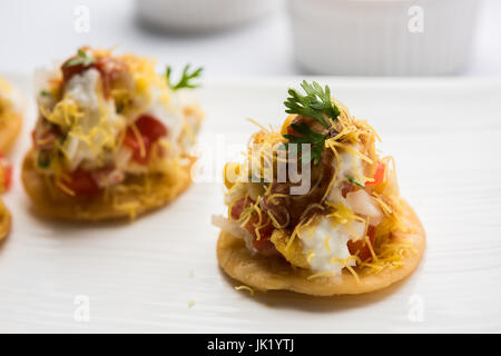 Sev Btata Puri Puri/SEV/papdi chat-populären indischen Snacks los - indisches Essen, selektiver Fokus Stockfoto