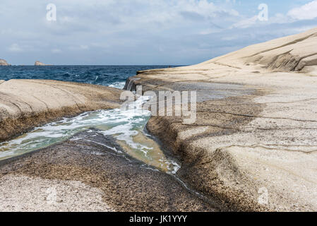 Vulkanische Strand mit Felsen in Sarakiniko auf der Insel Milos, Kykladen, Griechenland. Stockfoto