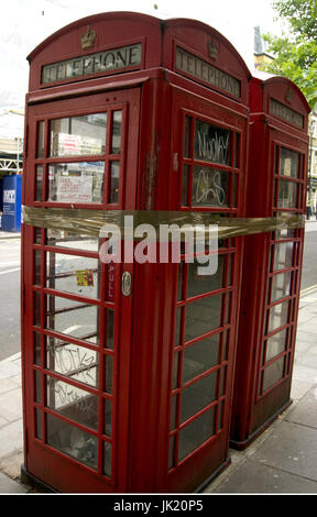 Ungebraucht, Klebeband, Vandalismus rote Telefonzelle, London City, England Stockfoto