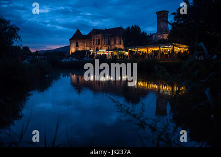 BONTIDA, Rumänien - 15. Juli 2017: The Banffy Schloss Bontida ist der Ort wo Elektro Musik Schlossfestspiele jährlich statt Stockfoto