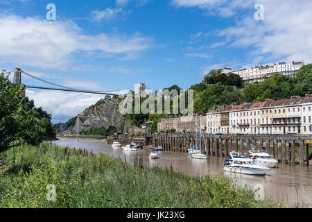 Boote in die Warteschlange am Fluss Avon, in der Nähe von Flut, Öffnung der Schleusentore Bristols Floating Harbour an einem Sommertag warten. Stockfoto