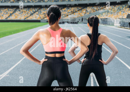 Sportliche junge Frauen Sportswear Ausübung auf Laufstrecke Stadion Stockfoto