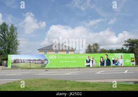 Elmstead Essex Vereinigtes Königreich-17 Juli 2017: große Werbung Horten für die ländlichen Siedlungsentwicklung Straßenrand Stockfoto