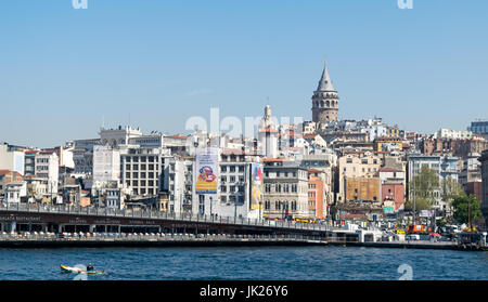 Istanbul, Türkei - 26. April 2017: Stadtansicht von Istanbul, Türkei mit Blick auf Galata-Brücke mit traditionellen Fischrestaurants und Galata-Turm in der b Stockfoto