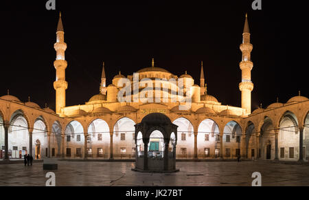 Der Hof des Sultan Ahmed Mosque oder der blauen Moschee in Istanbul, Türkei. Stockfoto