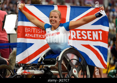 Hannah Cockroft gewann Gold T34 400 m bei den Para Athletics Weltmeisterschaften in London. Feiert mit der gewerkschaftsflagge Stockfoto