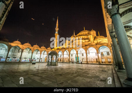 Der Hof des Sultan Ahmed oder der blauen Moschee entfernt, befindet sich in Sultanahmet-Platz in Istanbul, Türkei. Stockfoto