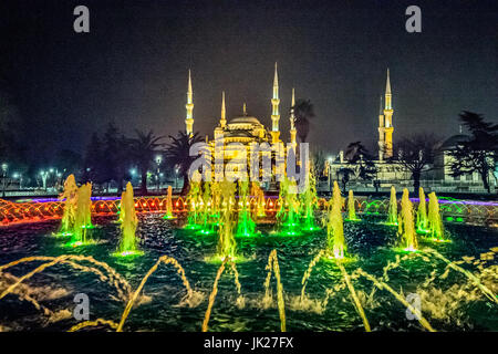 Bunte Lichter leuchten durch einen großen Brunnen vor dem Sultan Ahmed oder blaue Moschee, in Sultanahmet-Platz, Istanbul, Türkei. Stockfoto