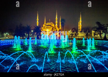 Bunte Lichter leuchten durch einen großen Brunnen vor dem Sultan Ahmed oder blaue Moschee, in Sultanahmet-Platz, Istanbul, Türkei. Stockfoto