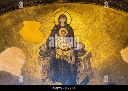 Apsismosaik der Jungfrau Maria und Christus Kind in der Hagia Sophia, das Hotel liegt in Istanbul, Türkei. Stockfoto