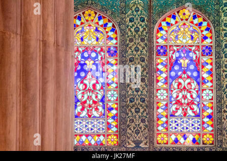 Schöne und detaillierte Ansicht der Glasmalerei und bunten Fliesen Arbeit innerhalb der blauen Moschee (Sultan Ahmed Mosque) befindet sich in Istanbul, Türkei. Stockfoto