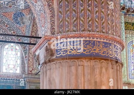 Schöne und detaillierte Ansicht der Glasmalerei und bunten Fliesen Arbeit innerhalb der blauen Moschee (Sultan Ahmed Mosque) befindet sich in Istanbul, Türkei. Stockfoto