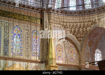 Schöne und detaillierte Ansicht der Glasmalerei und bunten Fliesen Arbeit innerhalb der blauen Moschee (Sultan Ahmed Mosque) befindet sich in Istanbul, Türkei. Stockfoto