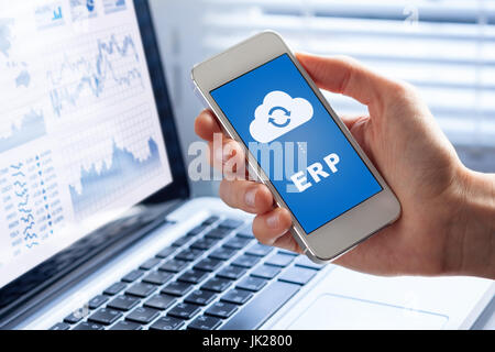 ERP (Enterprise Resource Planning)-app auf dem Smartphone-Bildschirm, die Verknüpfung von Daten mit Cloud computing, Zugang zu HR-Management, Produktionssteuerung, Konto Stockfoto