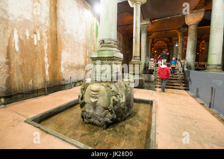 Medusa Skulpturen und Spalte Basis auf den Kopf. Das Haupt der Medusa sei auf den Kopf gestellt werden, um das Monster Blick zu bekämpfen. Stockfoto