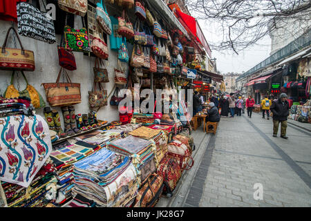 Handtaschen und Tapisserien für den Verkauf auf dem großen Basar in Istanbul, Türkei. Stockfoto