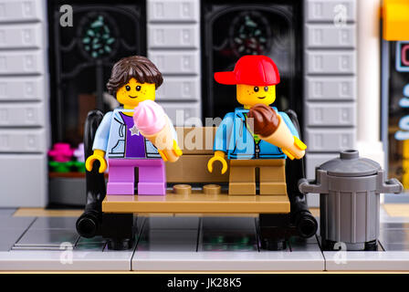 Tambow, Russische Föderation - 21. Januar 2017 Lego Mädchen und Jungen mit Ice creams sitzen auf der Bank im Lego-Straße. Studio gedreht. Für die redaktionelle Nutzung. Stockfoto