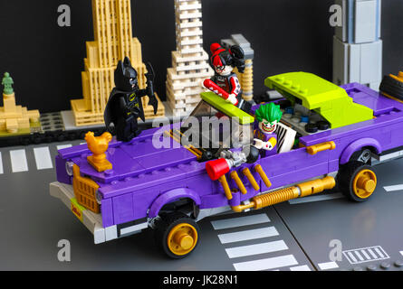 Tambow, Russische Föderation - 11. Februar 2017-Lego Batman-Film. Der Joker berüchtigten Lowrider in der Stadtstraße mit Batman, The Joker, Harley Quinn Stockfoto