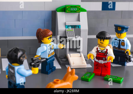 Tambow, Russische Föderation - 3. Juni 2017 Lego Polizisten verhaftet Dieb, ATM Studioaufnahme zu hacken. Stockfoto