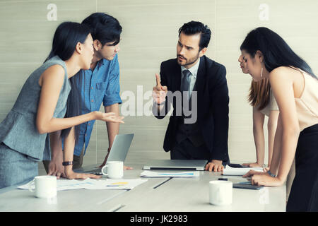 Gruppe von multi-ethnischen Geschäftspartner Ideen im Tagungsraum im Büro zu diskutieren. Menschen treffen Unternehmenskommunikation Teamarbeit Geschäftskonzept. Stockfoto