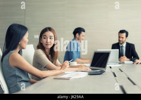 Zwei asiatische Geschäftsfrau arbeiten und Meetings im Konferenzraum. Geschäft Leute diskutieren gemeinsam in Konferenz Raum bei Treffen im Büro. Stockfoto