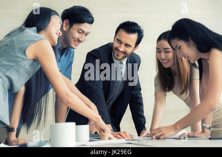 Gruppe von multi-ethnischen Geschäftspartner Ideen im Tagungsraum im Büro zu diskutieren. Menschen treffen Unternehmenskommunikation Teamarbeit Geschäftskonzept. Stockfoto