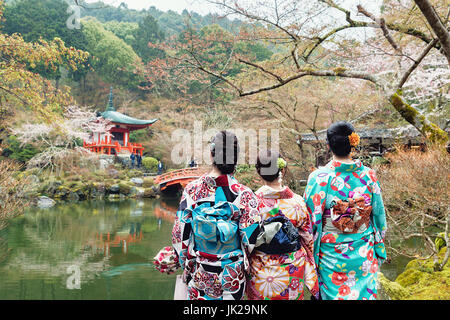 Drei junge Mädchen trug Japan Kimono stehend vor Daigoji-Tempel in Kyoto, Japan. Stockfoto