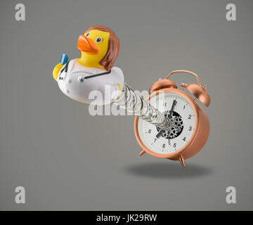 Rubber duck Arzt aus Wecker Stockfoto