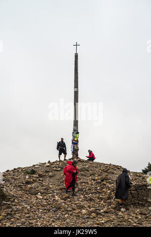 Pilger auf dem Cruz de Ferro, Spanien. Camino de Santiago. Stockfoto