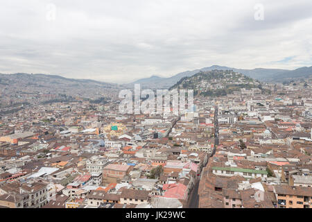 Schöne Aussicht auf Quito mischen neue Architektur mit charmanten Straßen mit einem Panecillo Turist Platz in den Bergen vor, in der Stadt von Quito. Stockfoto