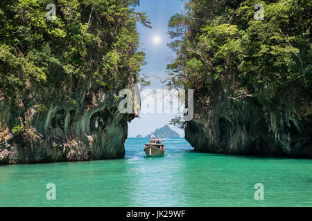 Schöne Landschaft der Felsen Berge und kristallklares Meer mit Longtail Boot in Phuket, Thailand. Sommer, Reisen, Urlaub, Urlaub Konzept.