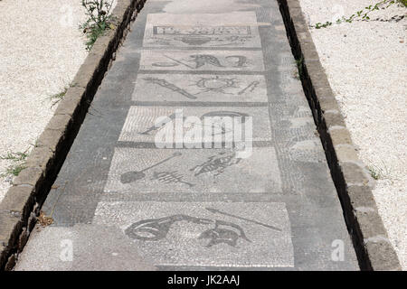 OSTIA ANTICA, Italien - 2. Juli 2017: Mithräum Schritte zur Erleuchtung einer alten römischen Mosaikboden in einen Mysterienkult Mysterien-Tempel Stockfoto