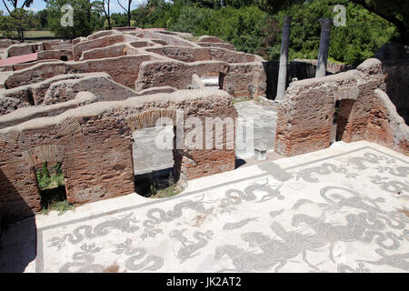 OSTIA ANTICA, Italien - 2. Juli 2017: Lavacrum Ostiense einer alten römischen Mosaikboden in der Neptun-Bäder Stockfoto