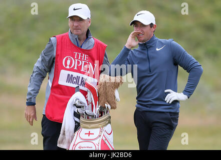 Northern Ireland Rory McIlroy und seinem Caddie tagsüber zwei The Open Championship 2017 im Royal Birkdale Golf Club, Southport. Stockfoto