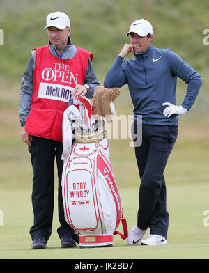 Northern Ireland Rory McIlroy und seinem Caddie tagsüber zwei The Open Championship 2017 im Royal Birkdale Golf Club, Southport. Stockfoto