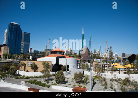 Perth, WA, Australien-November 17,2016: Isle of Reise Restaurant Elizabeth Quay mit Garten und dem Swan Bell Tower mit Kränen in Perth, Australien. Stockfoto