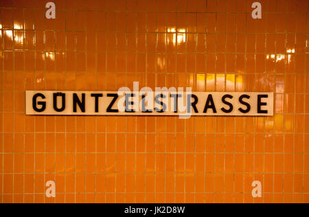 Innenbereich Schilder für Guntzelstrasse U-Bahnstation, Berlin, Deutschland Stockfoto