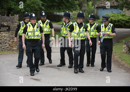 Polizisten aus Gloucestershire Constabulary außerhalb Highgrove, private Residenz des Prinzen von Wales und die Herzogin von Cornwall, Tetbury, Großbritannien Stockfoto