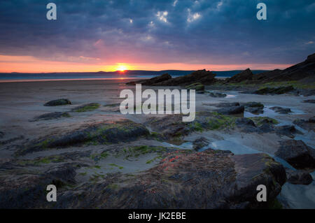 Blick über Fels-Pools bei Sonnenuntergang auf Newgale Strand, Pembrokeshire, Wales Stockfoto